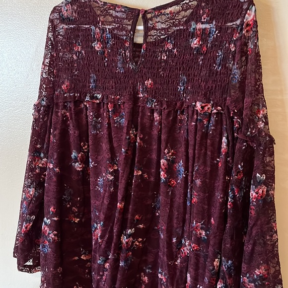 Burgundy blouse, flowered print, laced sleeves, previously owned, good condition - Picture 2 of 3